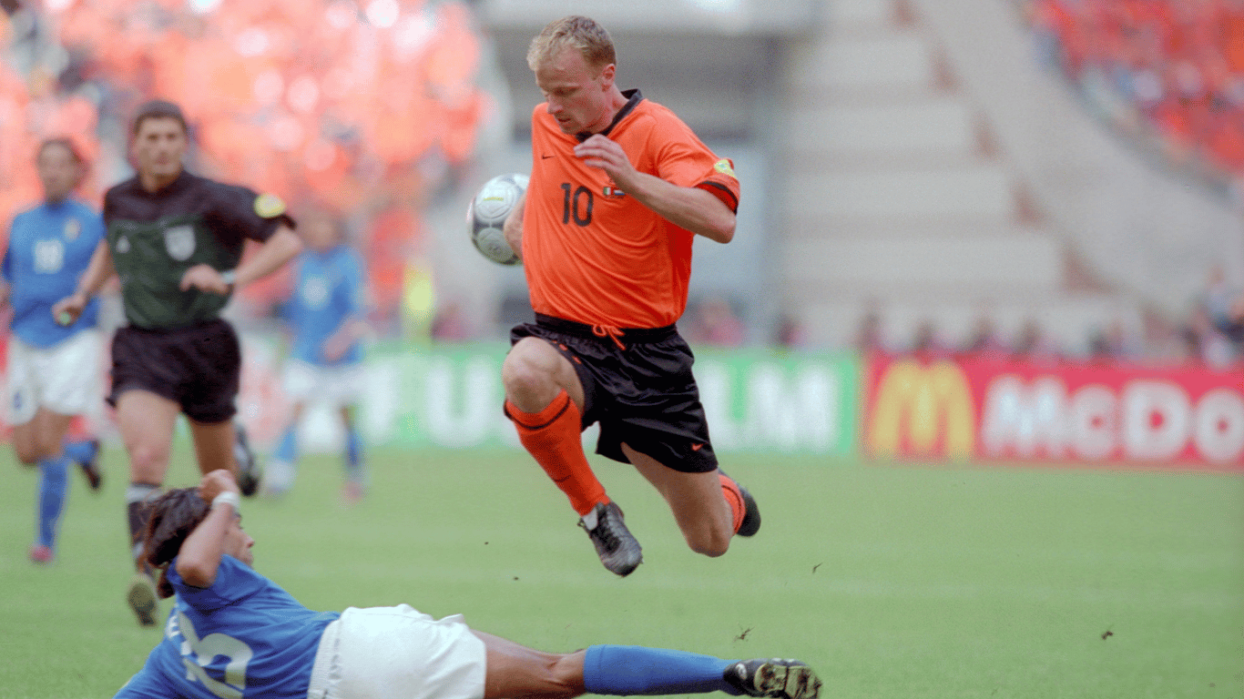 Dennis Bergkamp ontwijkt een sliding