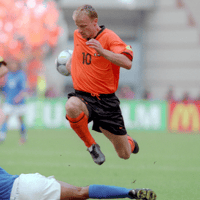 Dennis Bergkamp ontwijkt een sliding