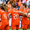 De Oranje Leeuwinnen vieren een doelpunt