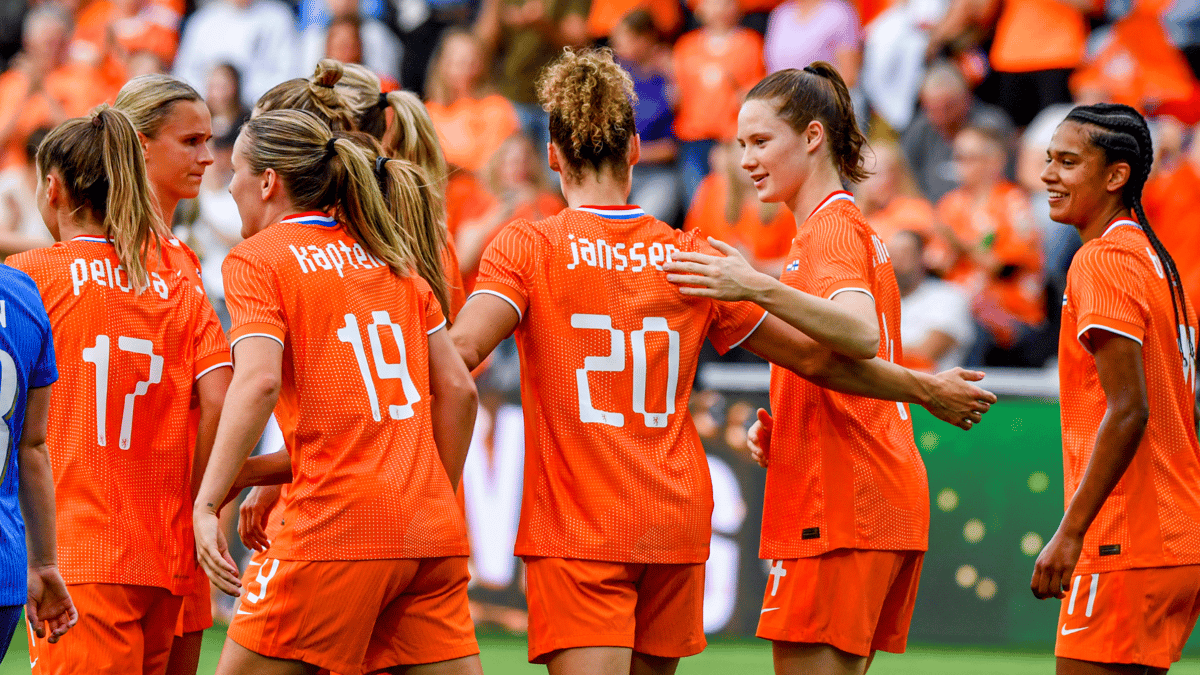 De Oranje Leeuwinnen vieren een doelpunt