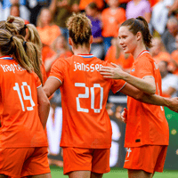 De Oranje Leeuwinnen vieren een doelpunt