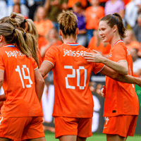 De Oranje Leeuwinnen vieren een doelpunt