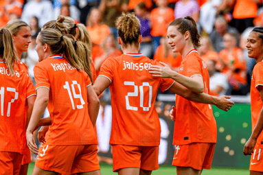 De Oranje Leeuwinnen vieren een doelpunt