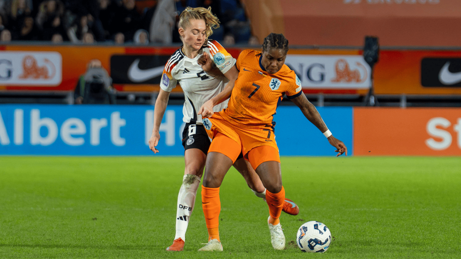 Lineth Beerensteyn was tweemaal trefzeker tegen Duitsland