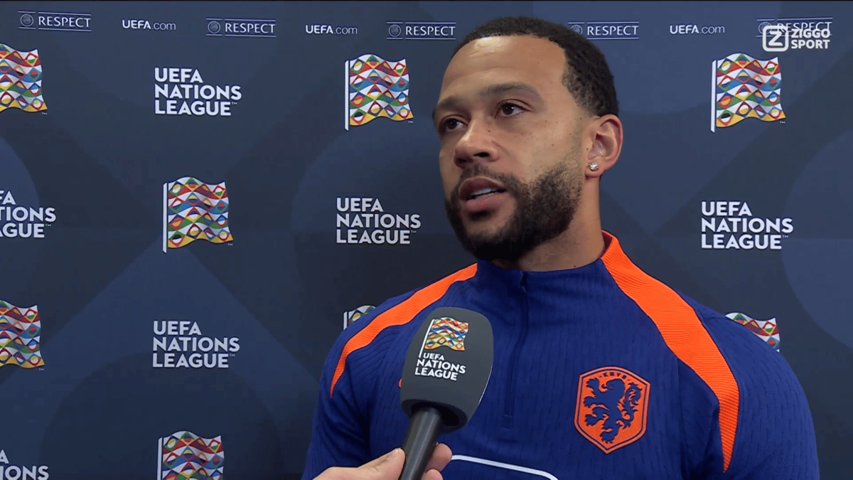 Memphis Depay voor de camera van Ziggo Sport