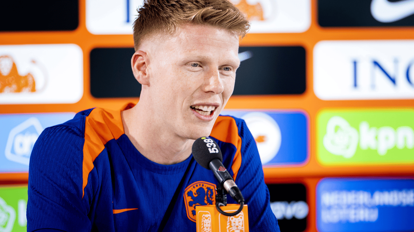 Jerdy Schouten op een persconferentie van het Nederlands elftal