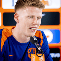 Jerdy Schouten op een persconferentie van het Nederlands elftal