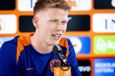Jerdy Schouten op een persconferentie van het Nederlands elftal