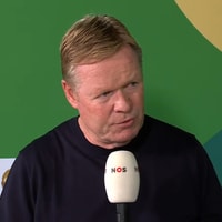 Ronald Koeman voor de camera van de NOS