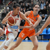 Noor Driessen (rechts) in actie
