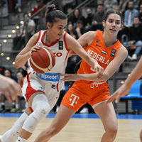 Noor Driessen (rechts) in actie