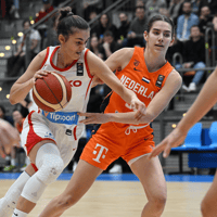 Noor Driessen (rechts) in actie