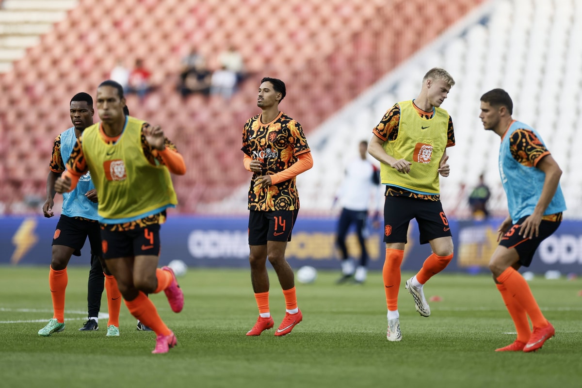 Het Nederlands elftal tijdens de warming-up