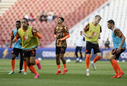 Het Nederlands elftal tijdens de warming-up