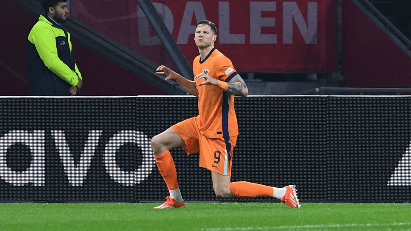 Wout Weghorst viert de 1-0 in de Nations League-wedstrijd tussen Nederland en Hongarije