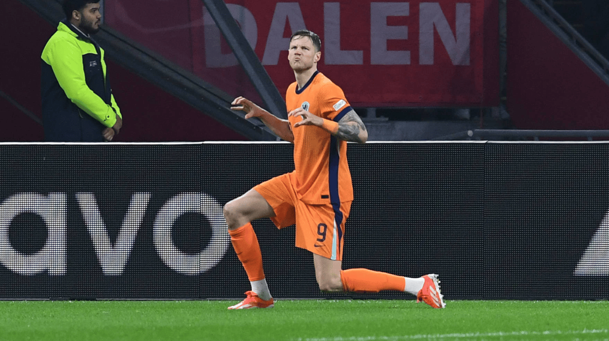 Wout Weghorst viert een doelpunt