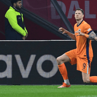 Wout Weghorst viert een doelpunt
