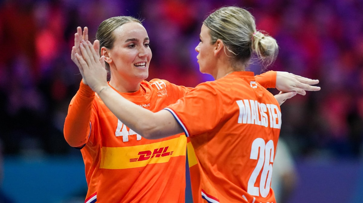 Nikita van der Vliet (links) viert een treffer met Angela Malestein