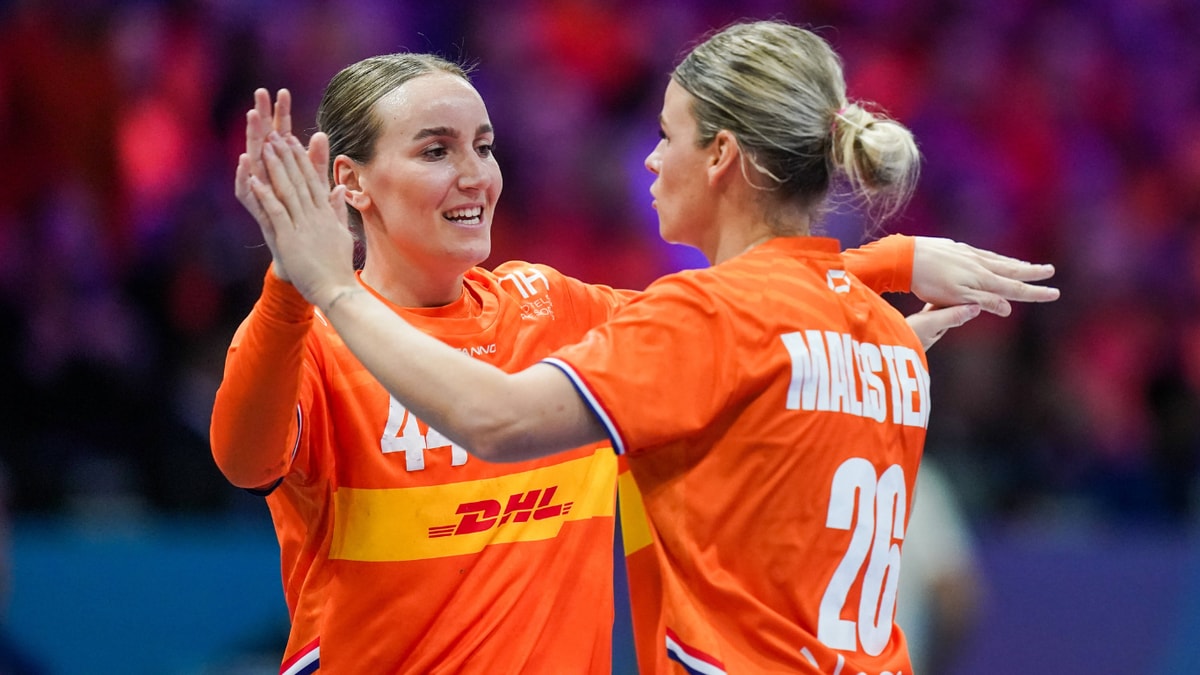 Nikita van der Vliet (links) viert een treffer met Angela Malestein