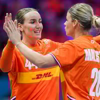 Nikita van der Vliet (links) viert een treffer met Angela Malestein
