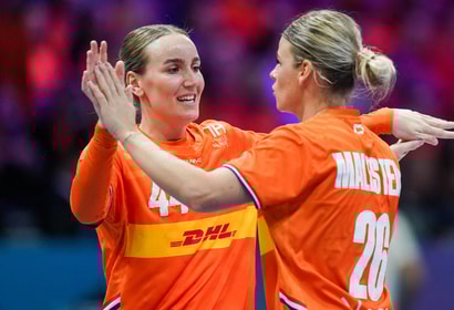 Nikita van der Vliet (links) viert een treffer met Angela Malestein