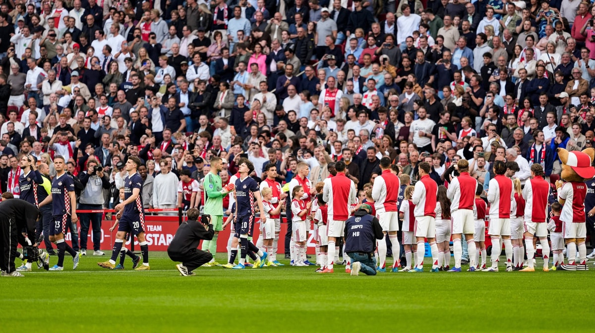 Erehaag van Ajax voor PSV