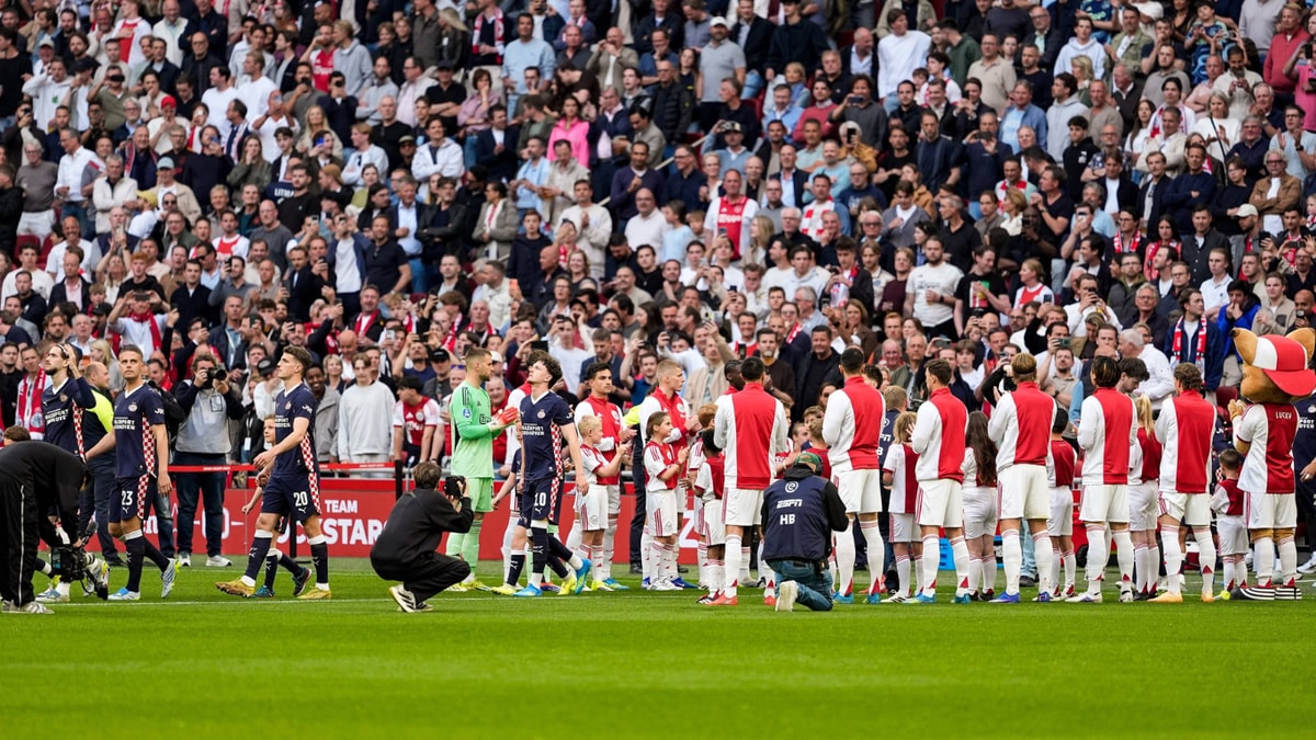 Erehaag van Ajax voor PSV