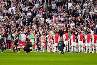 Erehaag van Ajax voor PSV