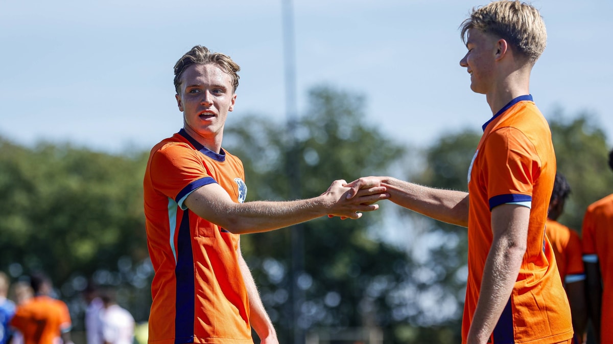 Donny van der Lijcke viert een treffer met Tim de Koning 