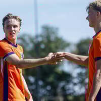 Donny van der Lijcke viert een treffer met Tim de Koning 