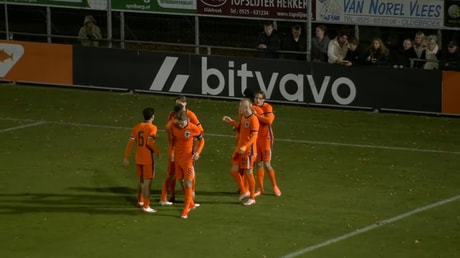 Oranje O19 viert een doelpunt