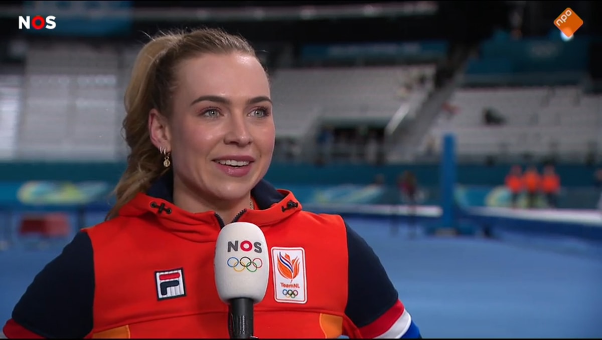 Joy Beune voor de camera van de NOS