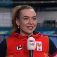 Joy Beune voor de camera van de NOS