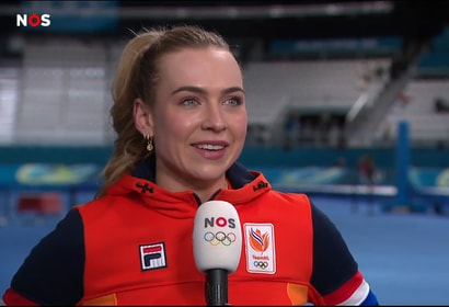 Joy Beune voor de camera van de NOS