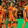 Het Nederlands elftal viert een doelpunt