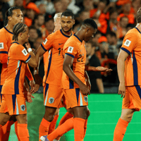 Het Nederlands elftal viert een doelpunt
