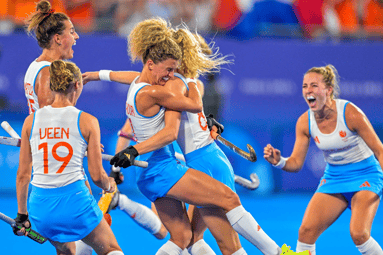 De hockeyvrouwen vieren een overwinning