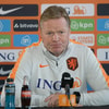 Ronald Koeman tijdens een persconferentie van het Nederlands elftal