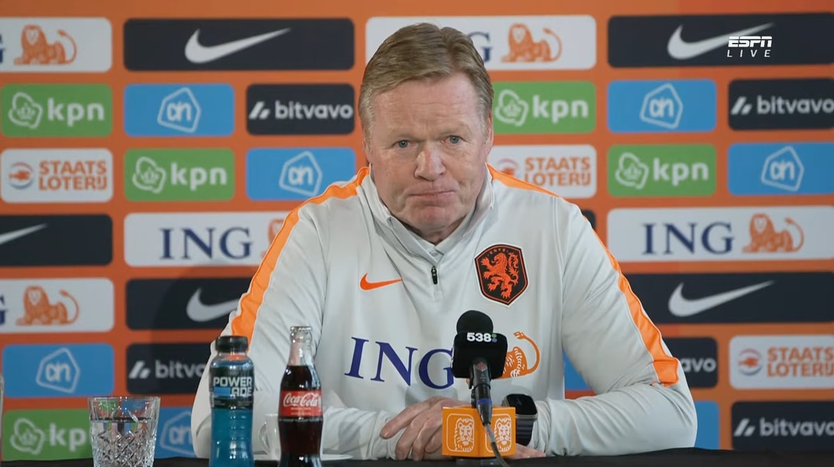 Ronald Koeman tijdens een persconferentie van het Nederlands elftal