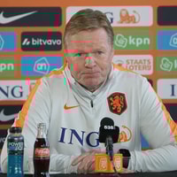 Ronald Koeman tijdens een persconferentie van het Nederlands elftal