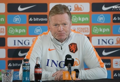Ronald Koeman tijdens een persconferentie van het Nederlands elftal