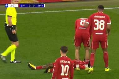 Jeremie Frimpong raakt geblesseerd bij Liverpool