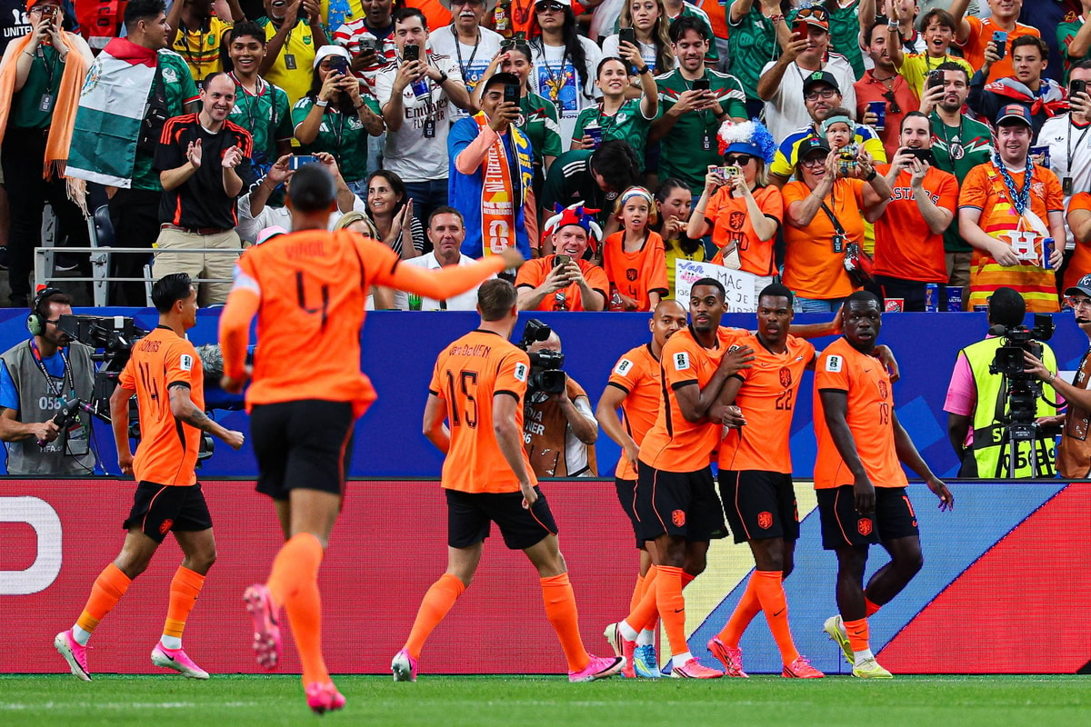 Het Nederlands elftal viert een doelpunt