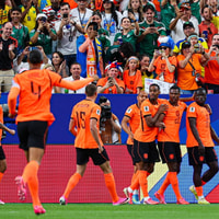 Het Nederlands elftal viert een doelpunt