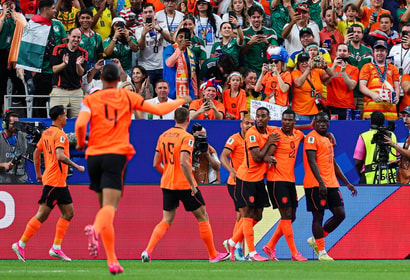 Het Nederlands elftal viert een doelpunt