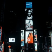 'Oranje neemt New York over' met zwart-witportretten op Times Square