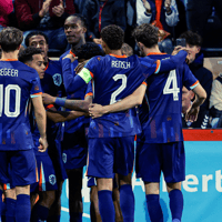 De spelers van Jong Oranje vieren een doelpunt.