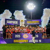 De PSV-vrouwen vieren de landstitel