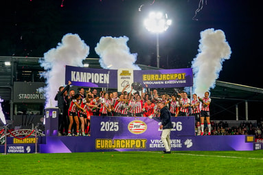 De PSV-vrouwen vieren de landstitel
