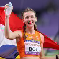 Femke Bol viert haar overwinning